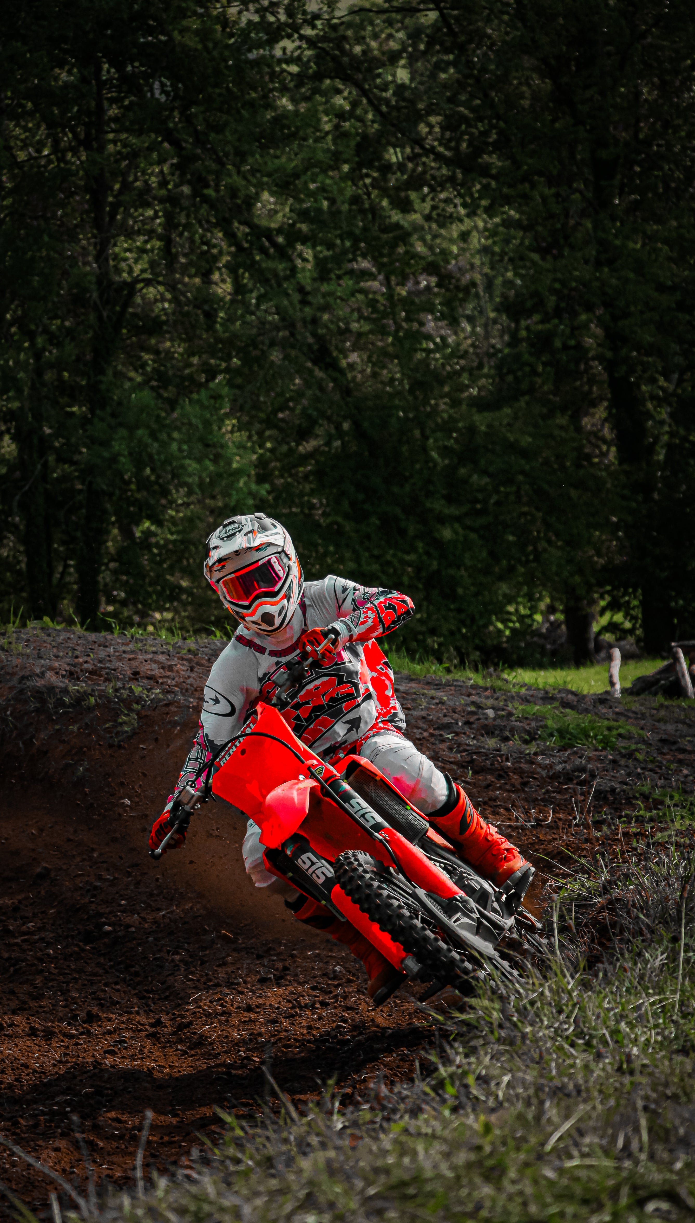 Les avantages des tenues de motocross pour enfants : sécurité et style pour les jeunes pilotes